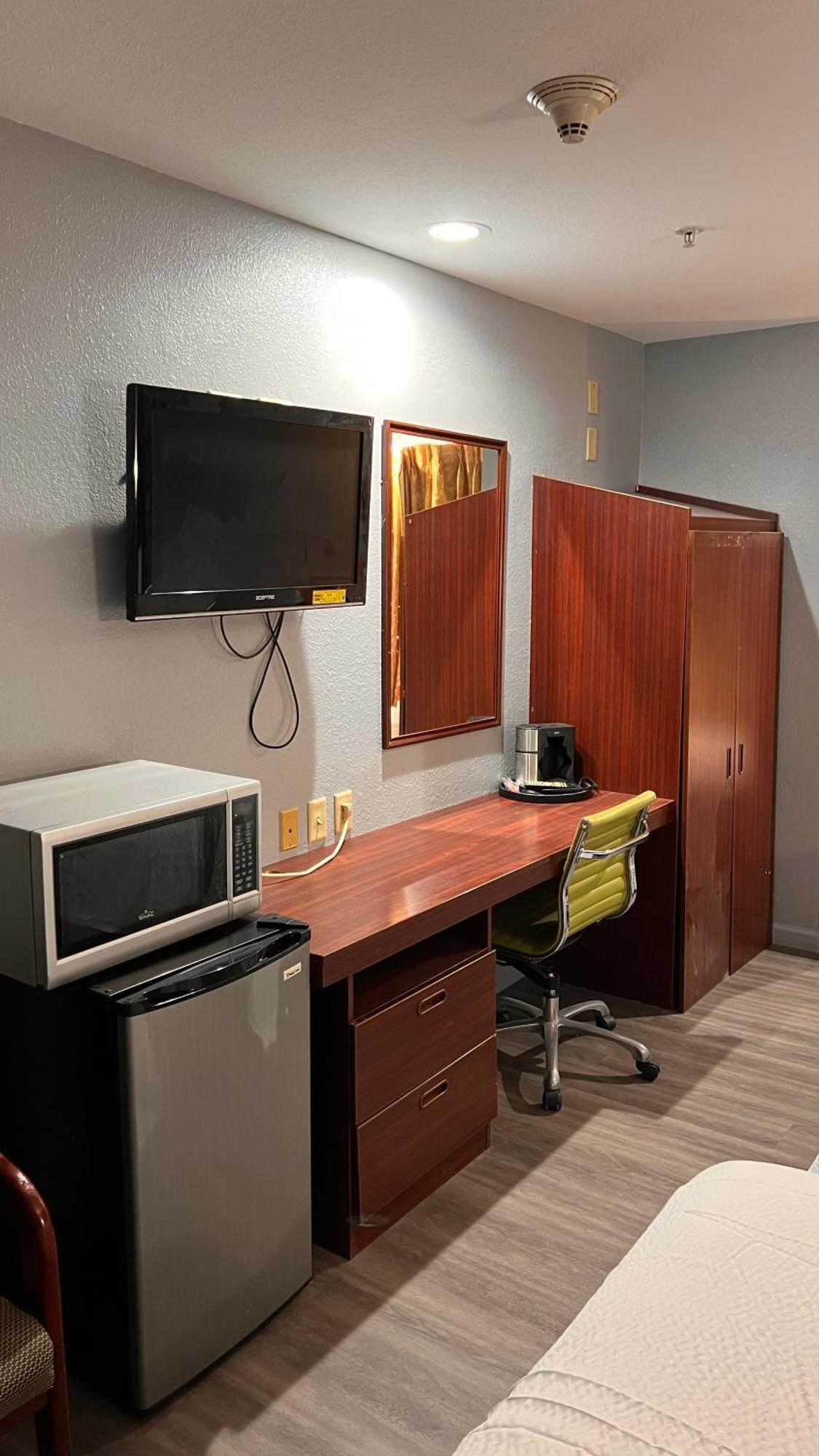 Blisspoint Inn & Suites, Northwood Экстерьер фото