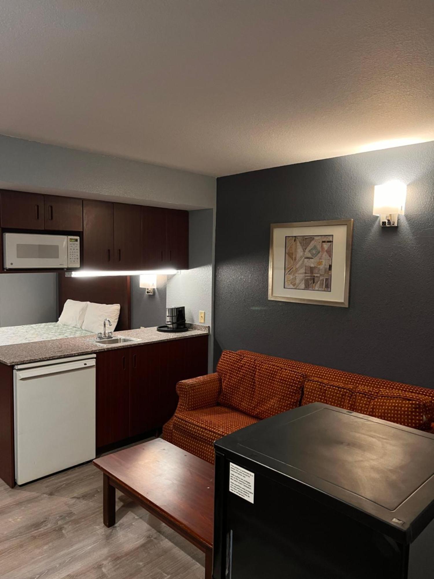 Blisspoint Inn & Suites, Northwood Экстерьер фото