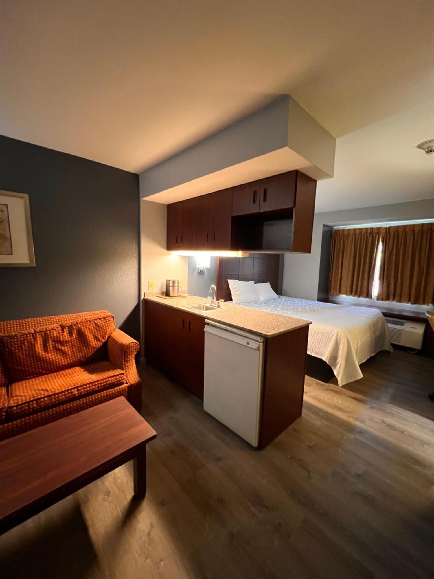 Blisspoint Inn & Suites, Northwood Экстерьер фото