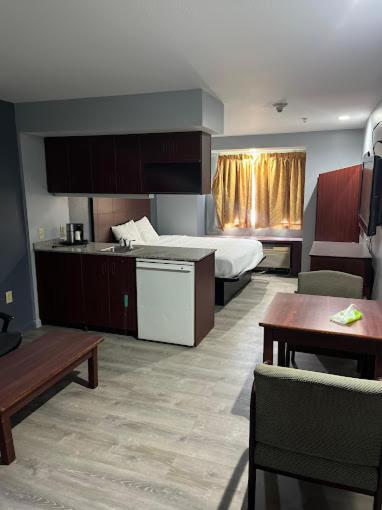 Blisspoint Inn & Suites, Northwood Экстерьер фото